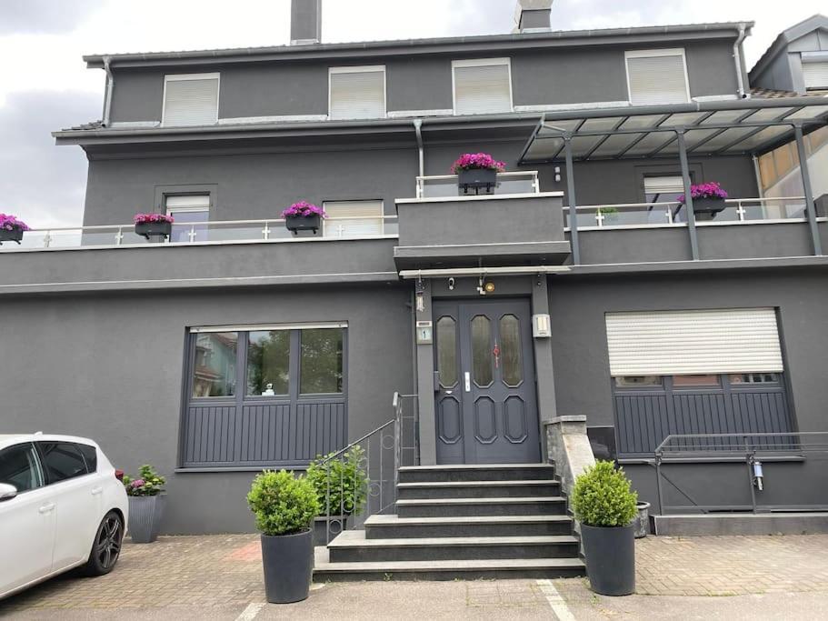 Preiswertes Stilvolles Zimmer Im Privaten Haus Mit Grossem Schoenem Modernem Gemeinschaft Badenzimmer Lorrach Exterior photo